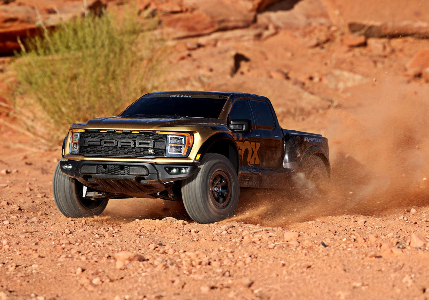 [Action] Traxxas Raptor R - arazide önden görünüm altın-siyah RC pickup