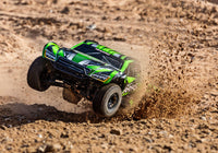 [Action] Traxxas Maxx Slash 6S - yeşil kaporta toprak parçacıkları savurarak arazide ilerleyiş