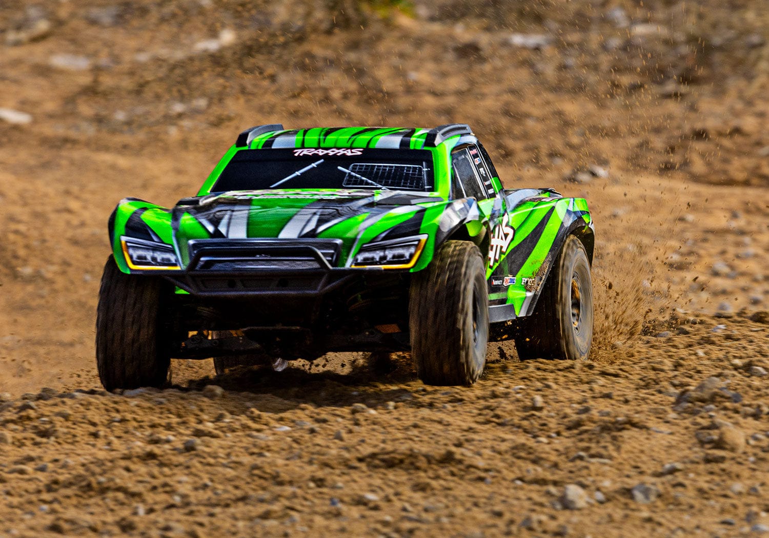 [Action] Traxxas Maxx Slash 6S - yeşil kaporta arazi yolunda hızlı sürüş