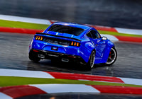 [Action] Traxxas 4-Tec Mustang - mavi araç ıslak pistte arkadan drift yaparken