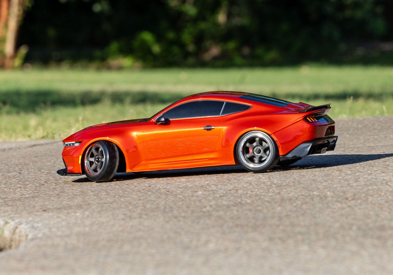 [Action] Traxxas 4-Tec Mustang - turuncu araç açık havada asfaltta yandan