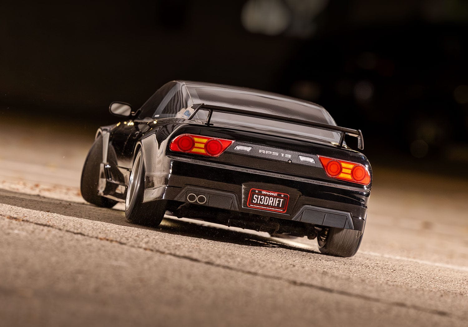 [Action] Traxxas 4-Tec 240SX - siyah araç pistte arka aksiyon