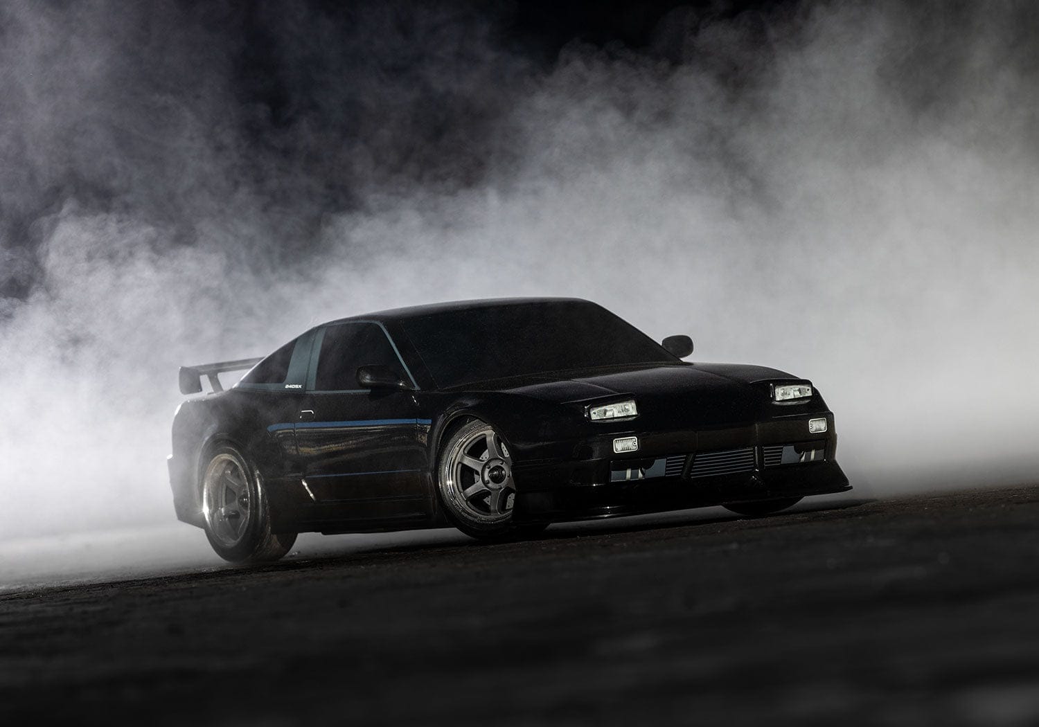 [Action] Traxxas 4-Tec 240SX - siyah araç drift dumanı içinde ön görünüm