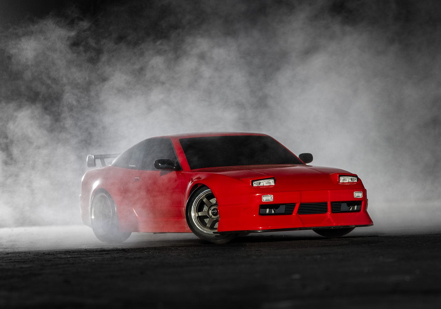 [Action] Traxxas 4-Tec 240SX - kırmızı araç drift dumanı içinde ön çeyrek