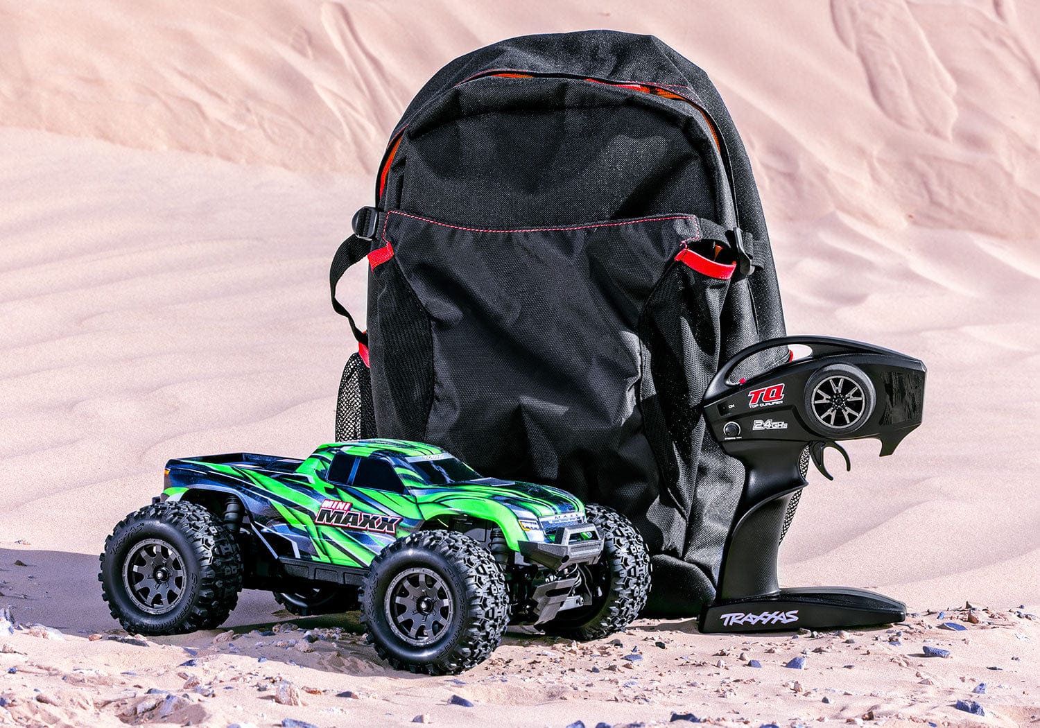 [Action] Traxxas Mini Maxx - Çöl kumunda sırt çantası ve TQ kumanda ile lifestyle çekim