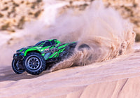 [Action] Traxxas Mini Maxx - Yeşil gövde çölde drift atarken yan açıdan
