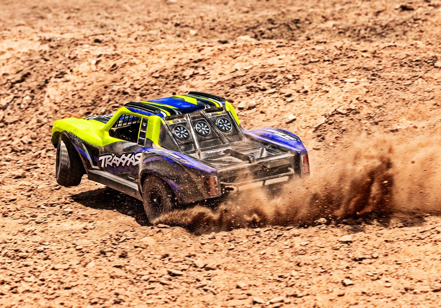 [Action] Traxxas Mini Slash - yeşil kasa arkadan arazide drift sürüşü
