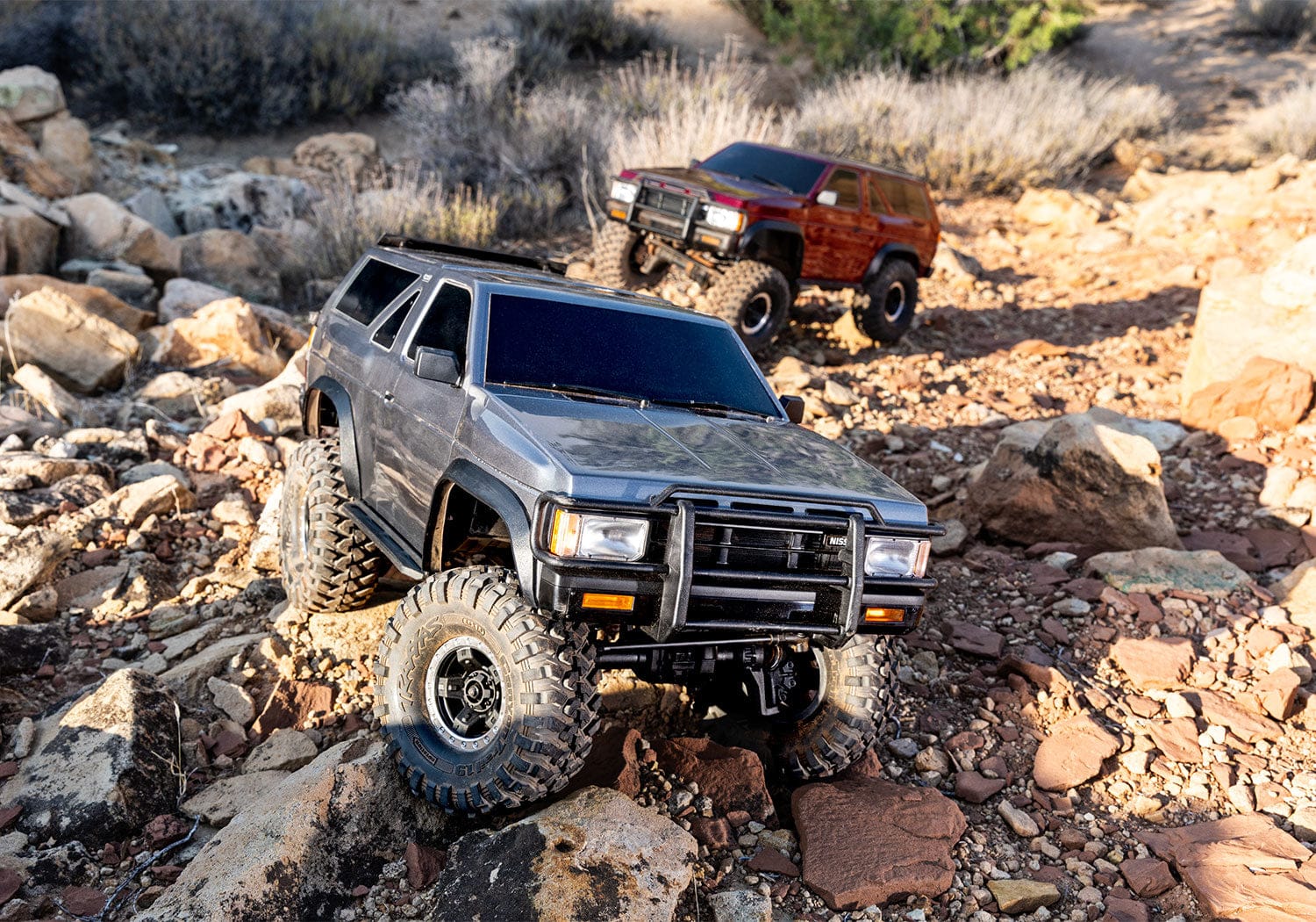 [Action] Traxxas TRX-4 Pathfinder - gümüş ve kırmızı araçlar kayalık arazide birlikte
