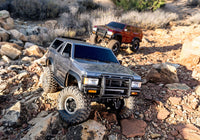 [Action] Traxxas TRX-4 Pathfinder - gümüş ve kırmızı araçlar kayalık arazide birlikte