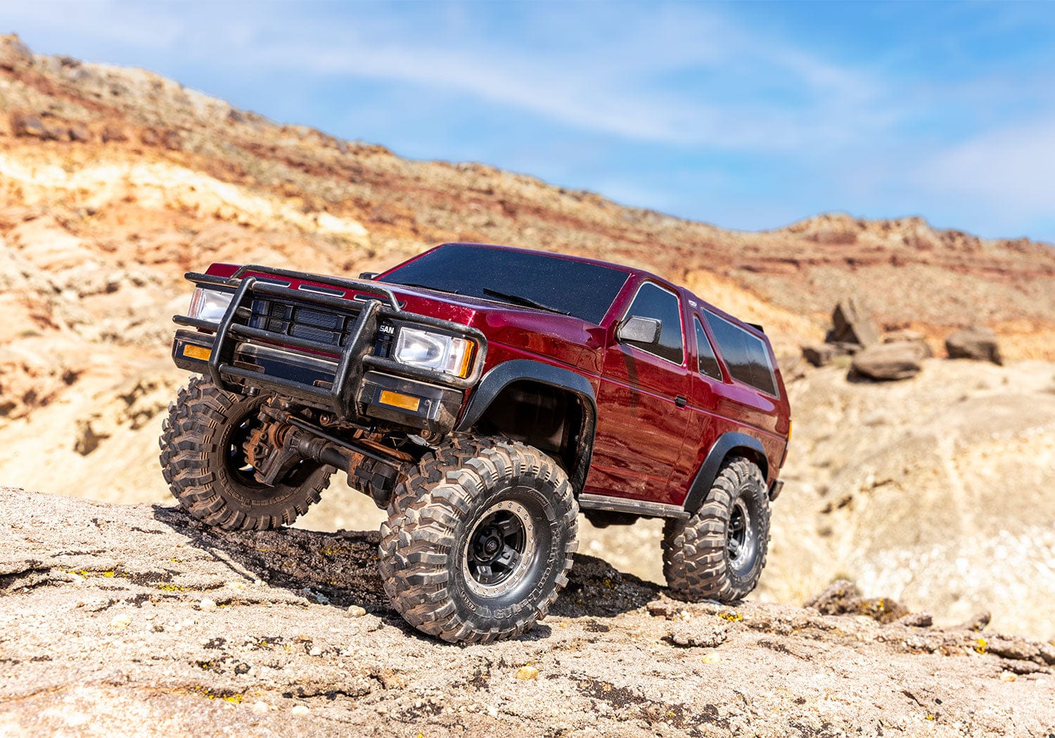 [Action] Traxxas TRX-4 Pathfinder - kırmızı araç kanyon kayaları üzerinde tırmanıyor