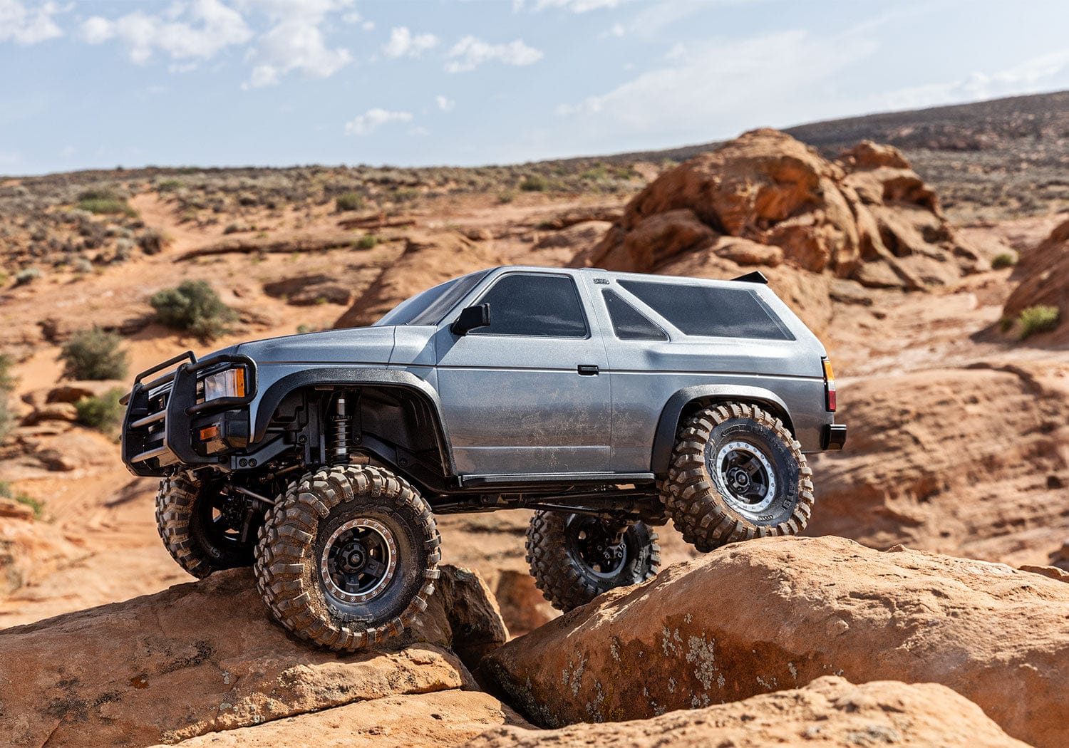 [Action] Traxxas TRX-4 Pathfinder - gümüş araç kayalar arasında arazide yandan görünüm