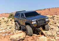 [Action] Traxxas TRX-4 Pathfinder - koyu gri araç taşlı arazide ön çapraz görünüm
