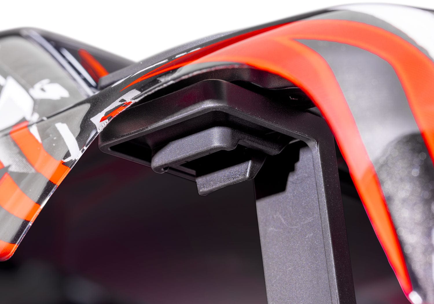[Detay] Traxxas Stampede XL-5 - kaporta klipsi ve gövde bağlantı yuvası yakın çekim