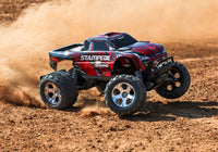 [Action] Traxxas Stampede XL-5 - kırmızı araç toprak pistte savrularak toz kaldırıyor