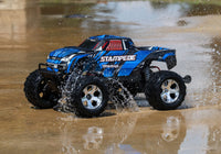 [Action] Traxxas Stampede XL-5 - mavi araç su birikintisinde su sıçratarak ilerliyor