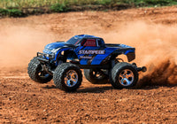 [Action] Traxxas Stampede XL-5 - mavi araç toprak pistte toz bulutu kaldırıyor