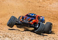 [Action] Traxxas Rustler XL-5 - Turuncu kasa tozlu pistte yan kayma aksiyonu
