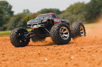 [Action] Traxxas Revo 3.3 - toprak arazide toz kaldıran kırmızı monster truck önden