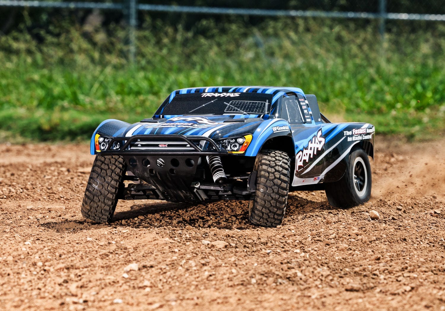 [Action] Traxxas Slash 2WD XL-5 - mavi kasalı RC short course truck arazide önden aksiyon