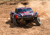 [Action] Traxxas Slash 2WD XL-5 - kırmızı kasalı RC short course truck toprak pistte önden aksiyon
