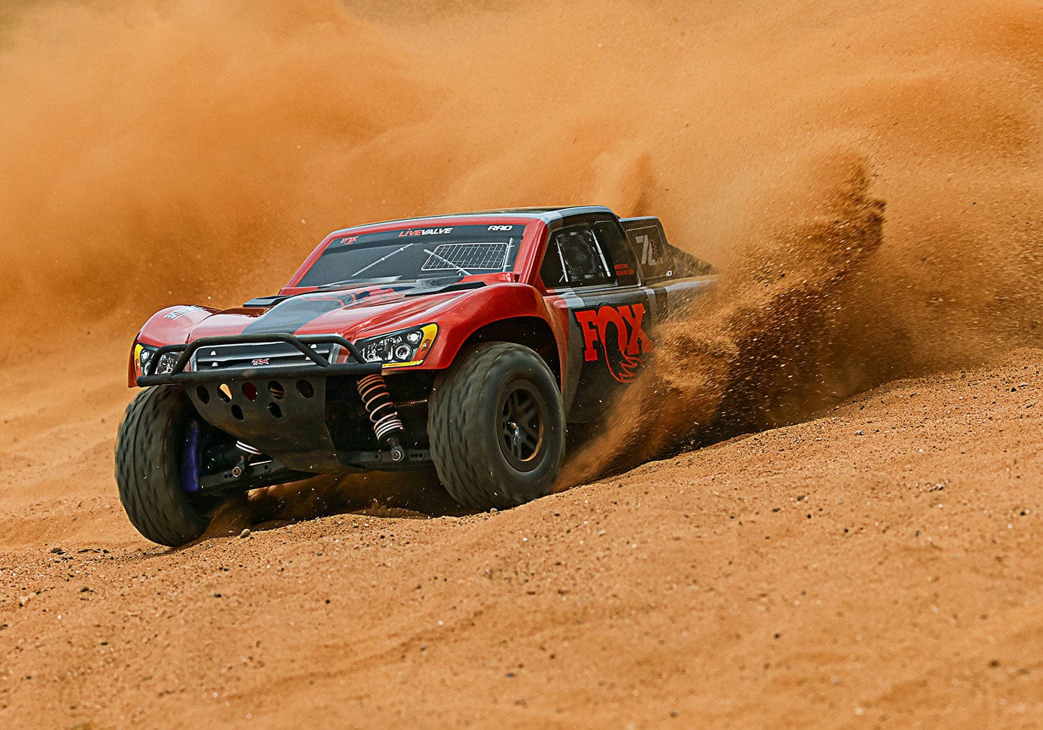 [Action] Traxxas Slash 4x4 Combo - kumda toz spreyi yapan kırmızı FOX sürümü