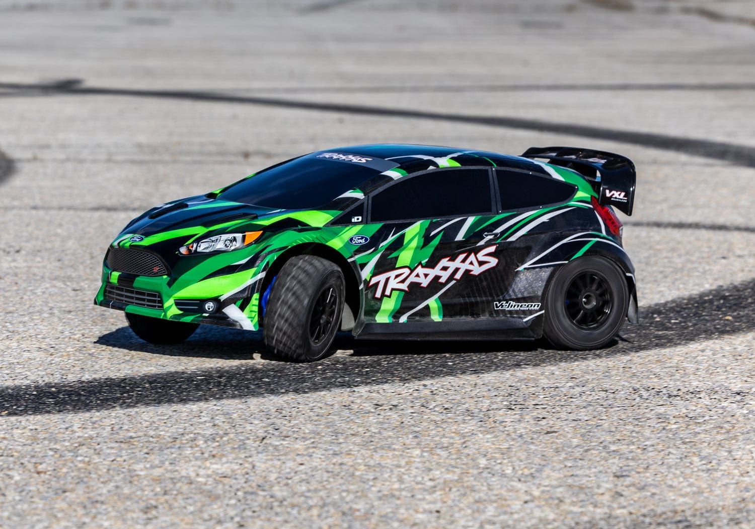[Action] Traxxas Fiesta Rally Combo - yeşil gövde asfalt zeminde ön çeyrek sürüş