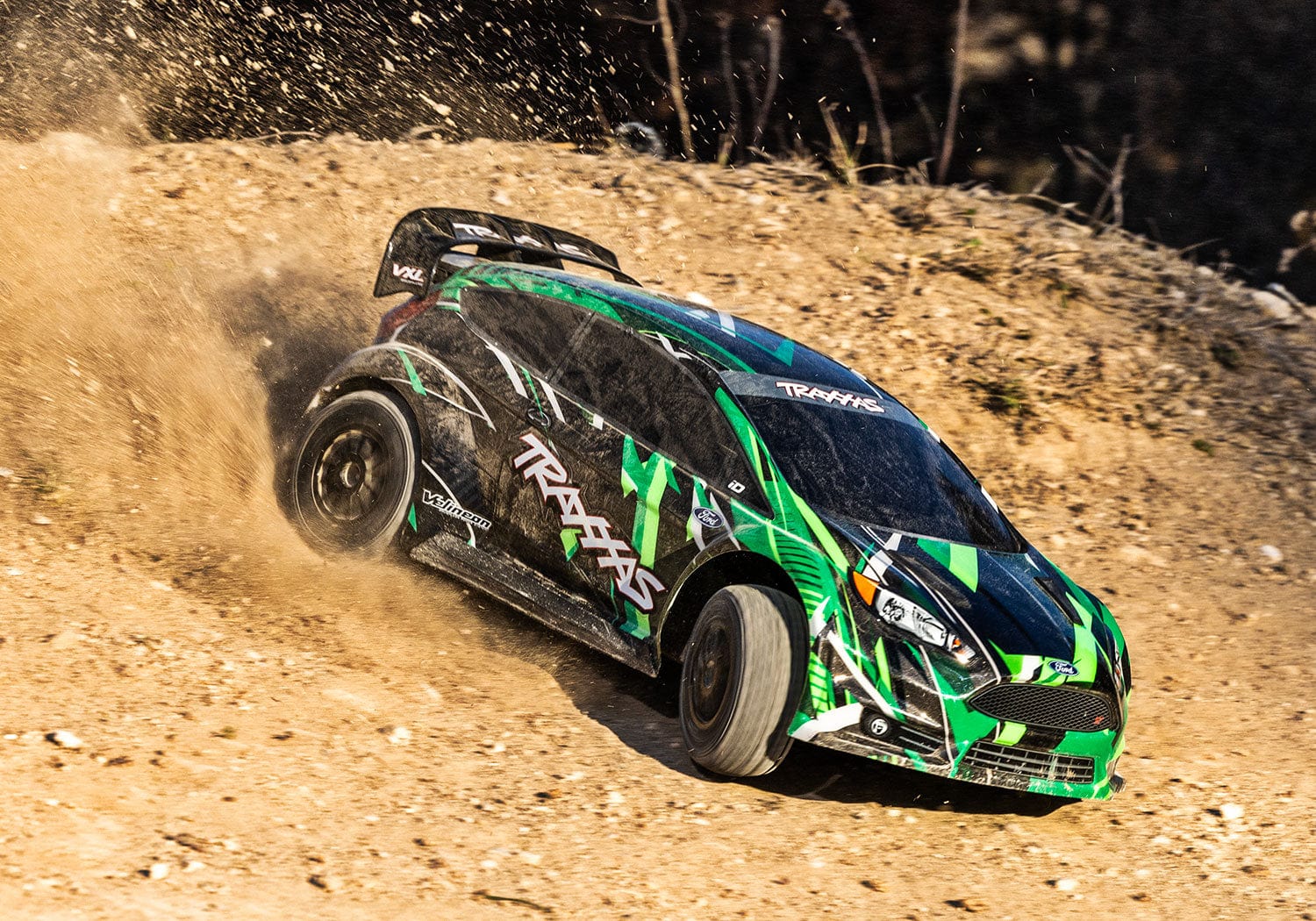 [Action] Traxxas Fiesta Rally Combo - yeşil gövde toprak yokuşta savrularak sürüş