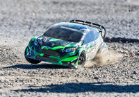 [Action] Traxxas Fiesta Rally Combo - yeşil gövde çakıl pistte savrularak toz kaldırıyor