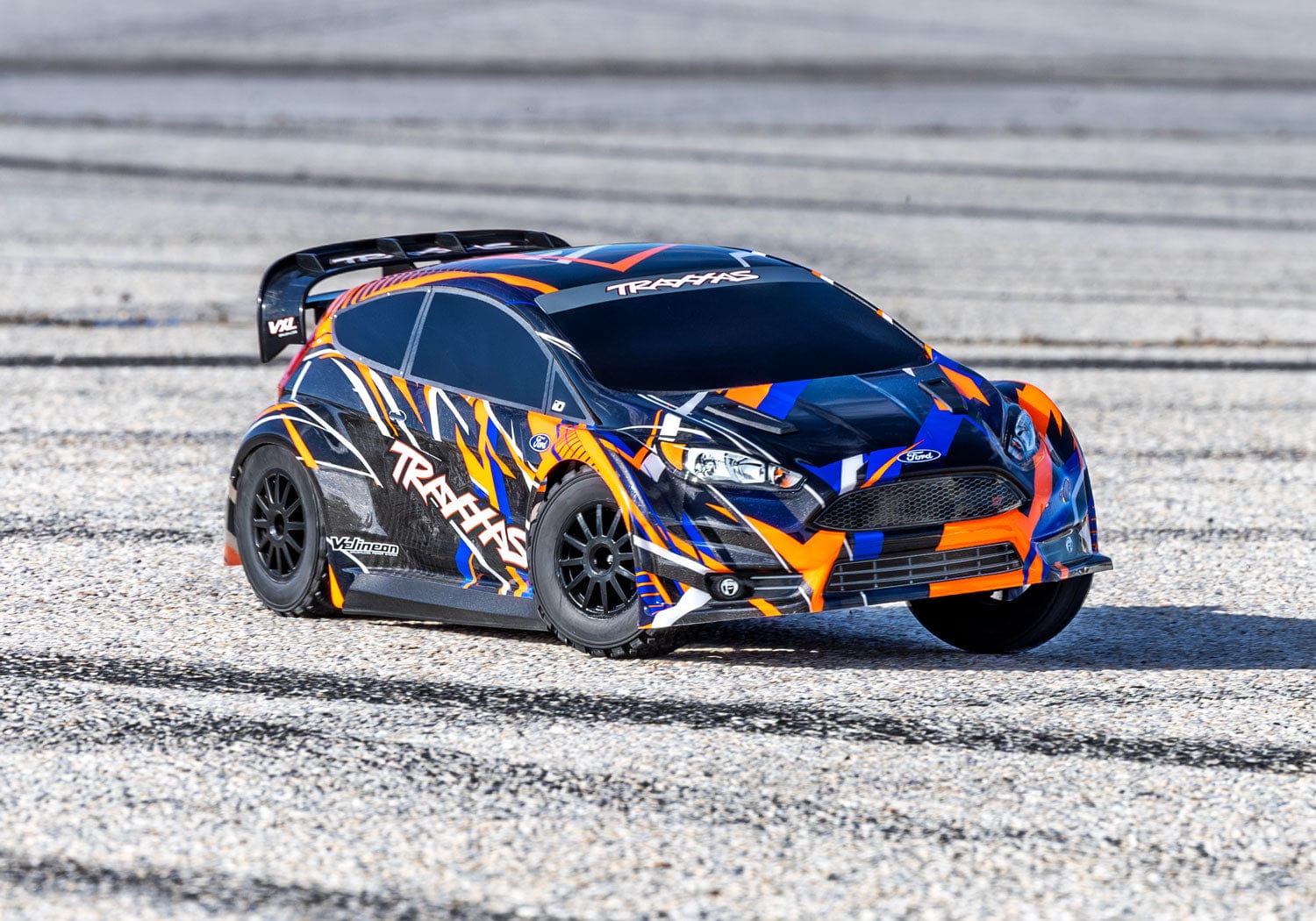 [Action] Traxxas Fiesta ST Rally - turuncu gövde asfalt pistte ön çeyrek açı