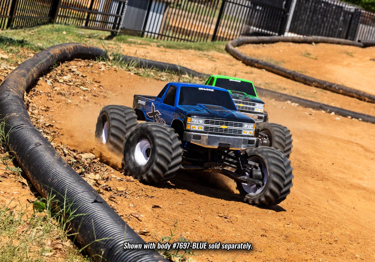 [Action] Traxxas X-Monster - mavi ve yeşil kasalı araçlar pistte
