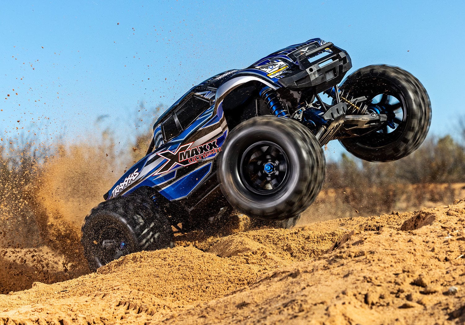 [Action] Traxxas X-Maxx - mavi araç kumda tek teker kalkışla viraj alırken