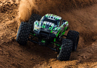 [Action] Traxxas X-Maxx - yeşil araç toprak pistte üstten görünüm aksiyonu