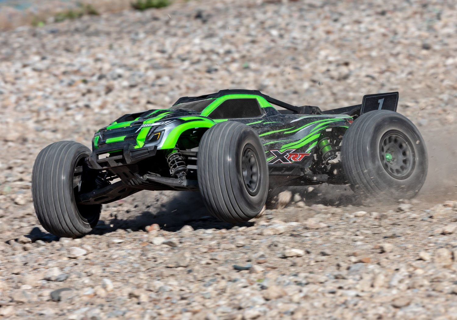 [Action] Traxxas XRT 4WD - yeşil araç çakıl pistte toz kaldırıyor