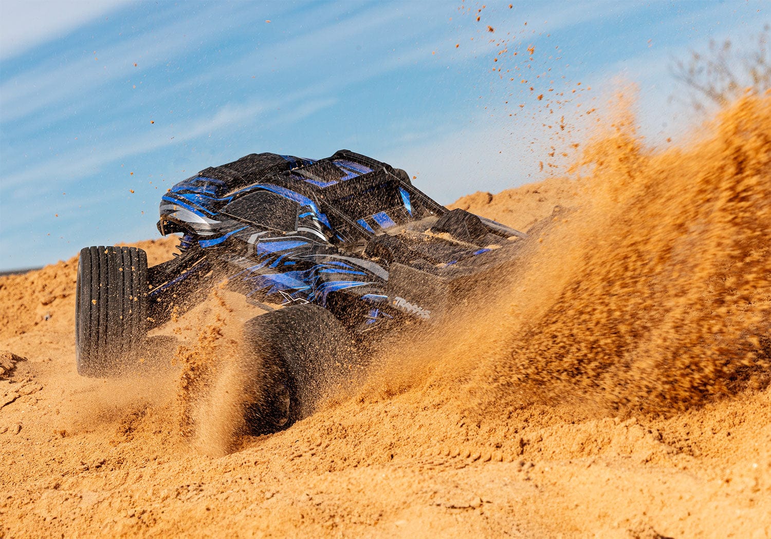 [Action] Traxxas XRT Ultimate - kumda toz bulutu kaldıran mavi araç
