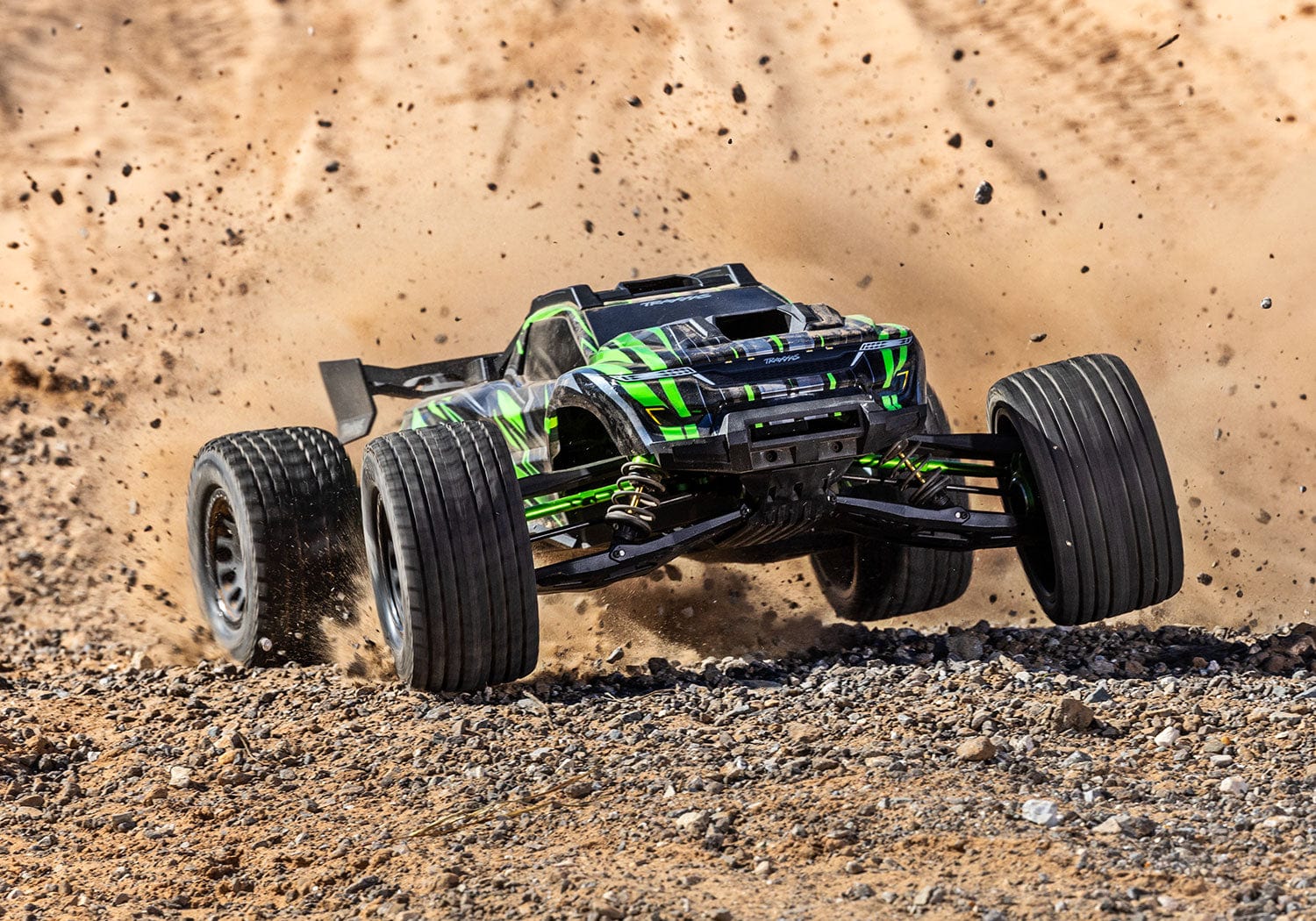 [Action] Traxxas XRT Ultimate - önden toprak savuran yeşil araç