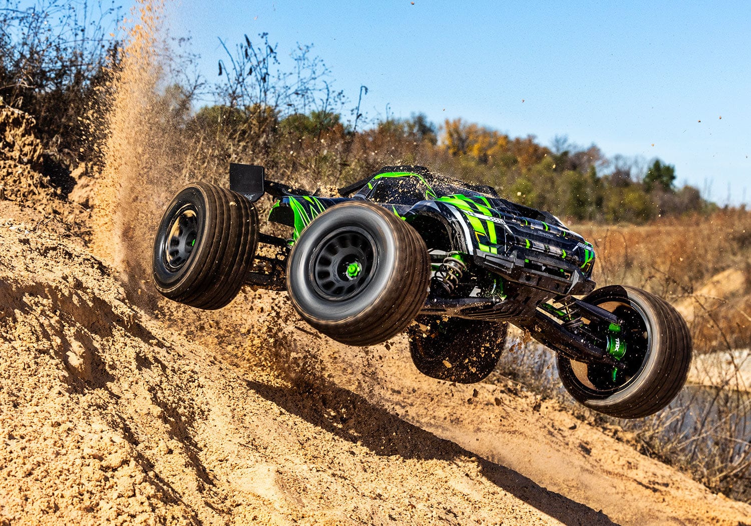 [Action] Traxxas XRT Ultimate - havada atlayış yapan yeşil araç