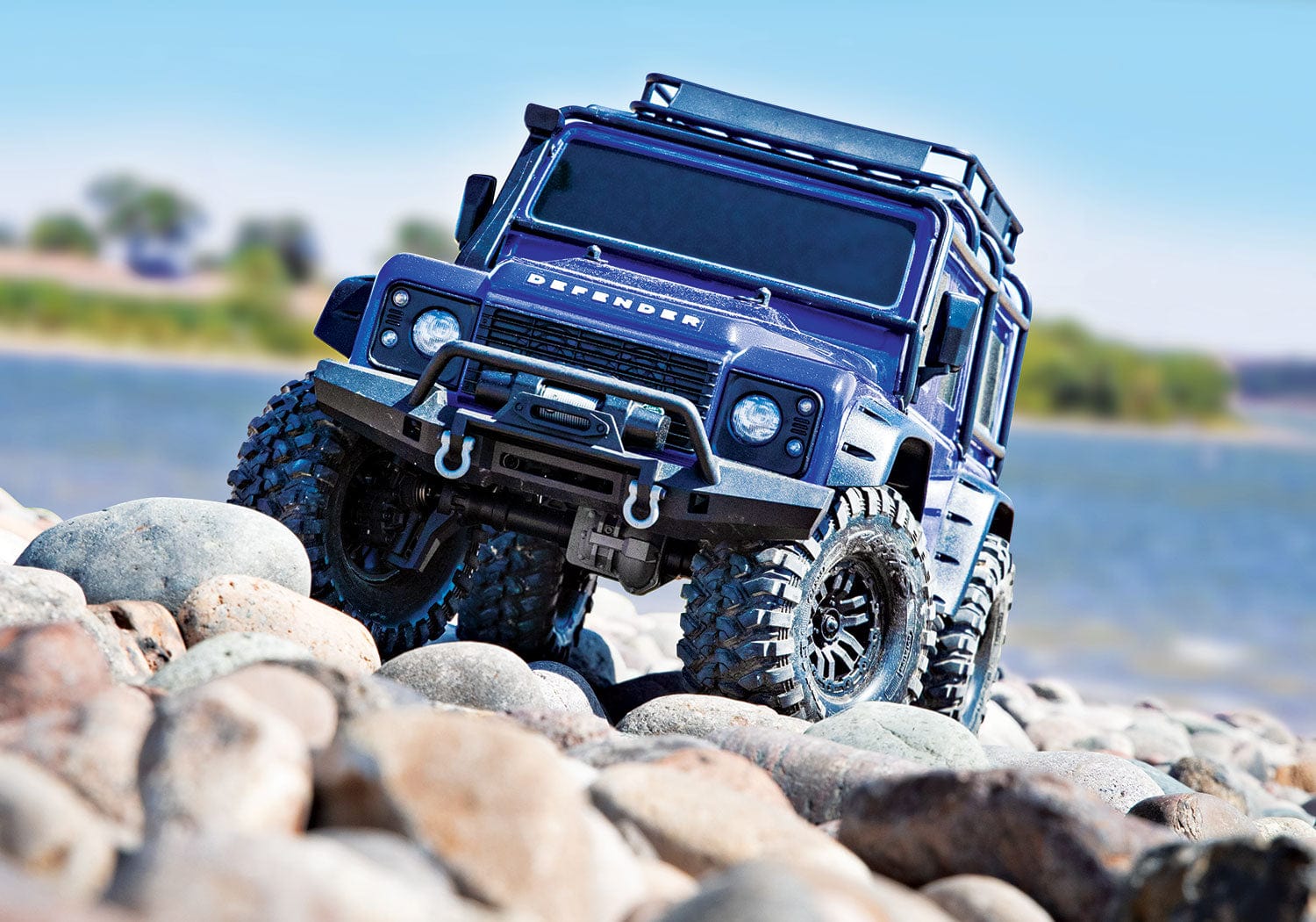 [Action] Traxxas TRX-4 Defender Combo - Mavi Defender göl kenarında kayalık arazide önden tırmanış