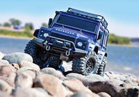 [Action] Traxxas TRX-4 Defender Combo - Mavi Defender göl kenarında kayalık arazide önden tırmanış