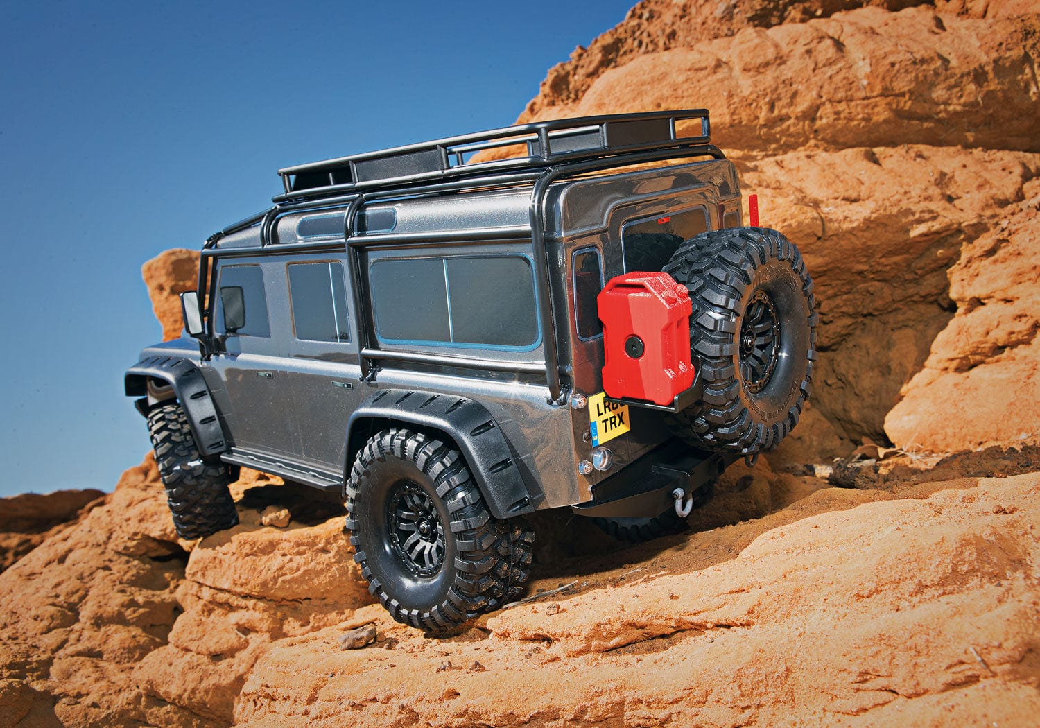 [Action] Traxxas TRX-4 Defender Combo - Gümüş Defender kırmızı kaya uçurumunda arkadan tırmanış pozisyonu