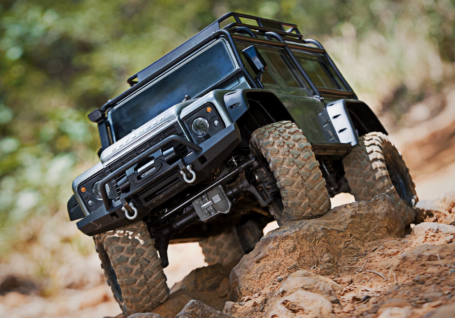 [Action] Traxxas TRX-4 Defender Combo - Koyu gri Defender kaya tırmanışında ön-sol açı arazi performansı
