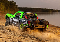 [Action] Traxxas UDR - yeşil sürüm arazide toz kaldırırken