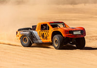 [Action] Traxxas UDR - turuncu Fox sürümü kumlu arazide aksiyon