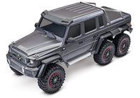 [Dış] Traxxas G63 6x6 - gri stüdyo yüksek açı ön çapraz görünüm