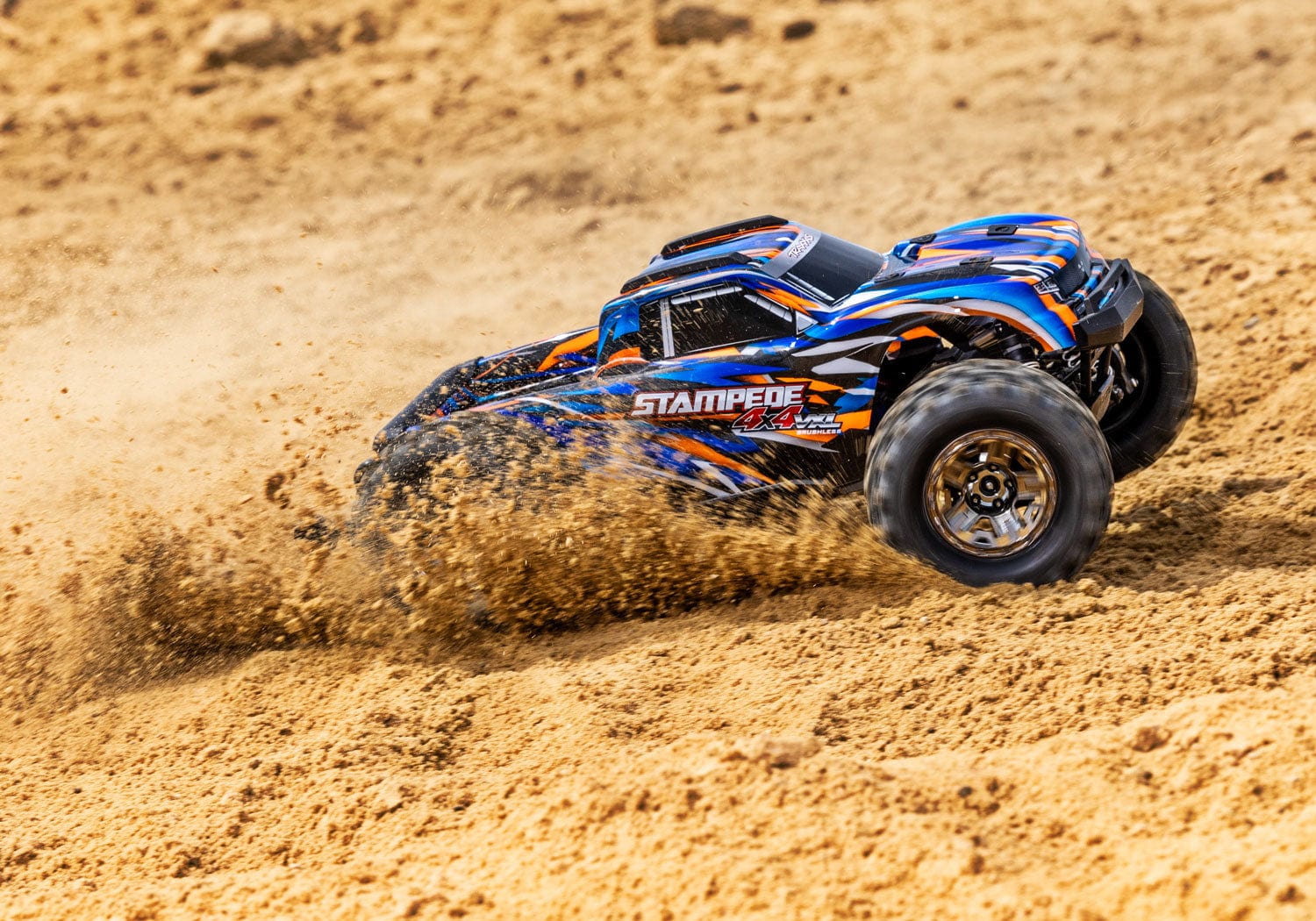 [Action] Traxxas Stampede VXL-3S - Turuncu monster truck toprak yüzeyde patinaj