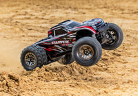 [Action] Traxxas Stampede VXL-3S - Kırmızı monster truck kumda atlayış hareketi
