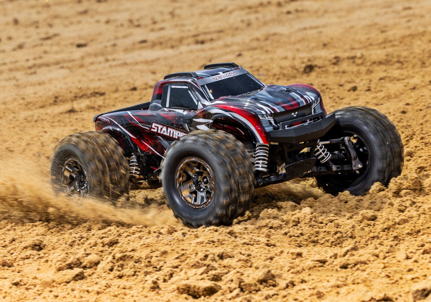 [Action] Traxxas Stampede VXL-3S - Kırmızı monster truck toprak üzerinde sürüş