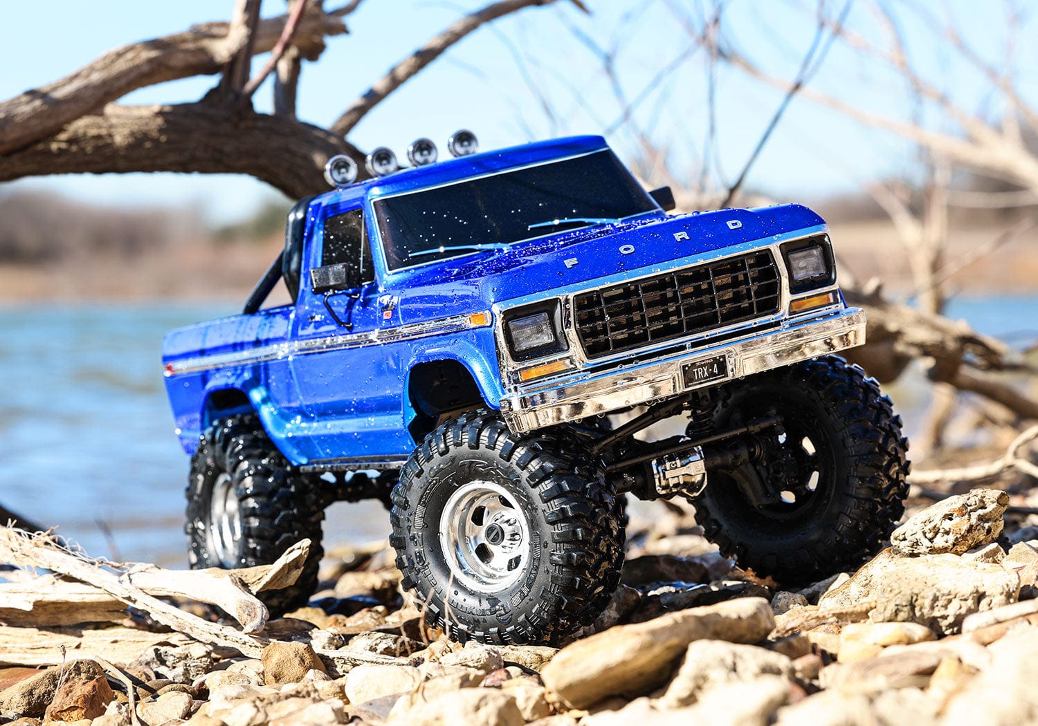 [Action] Traxxas F-150 Ranger - kayalık su kenarında arazide önden üç-çeyrek