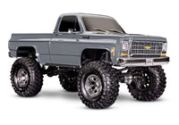 [Dış] Traxxas K10 Cheyenne - gri stüdyo çekimi, ön çapraz görünüm