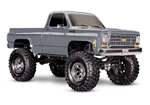 [Dış] Traxxas K10 Cheyenne - gri stüdyo çekimi, ön çapraz görünüm