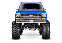 [Dış] Traxxas K10 Cheyenne - mavi stüdyo çekimi, önden tam görünüm